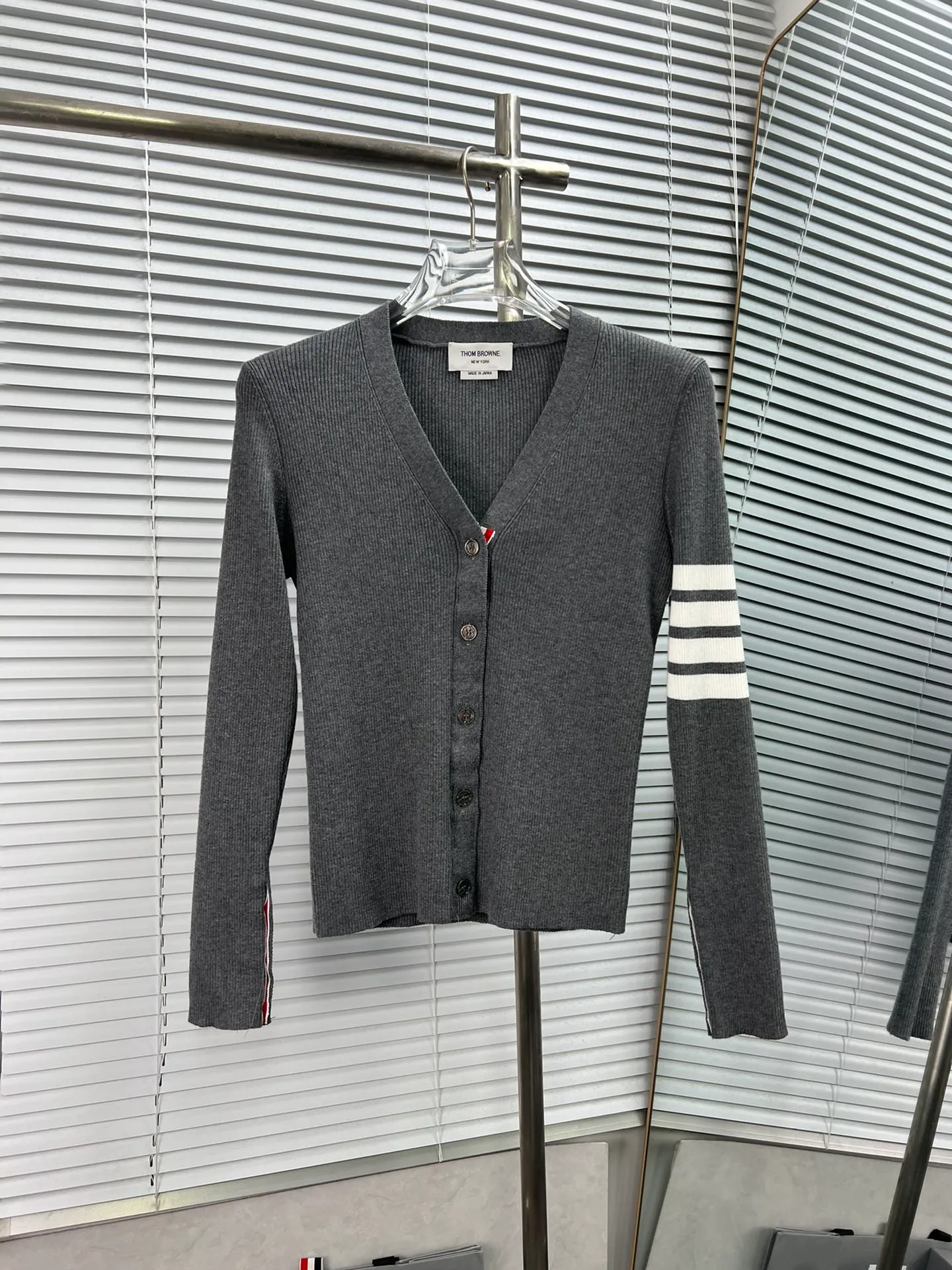 THOM BROWNE Versatile 📍𝐂𝐨𝐥𝐨𝐮𝐫 ：Gray🆚White🆚Blue 📍𝐒𝐢𝐳𝐞Size： 0.1.2（S.M.L） 📍𝐃𝐞𝐭𝐚𝐢𝐥 ： Tb ～ ，Versatile ， OK ， ， ！ ， ～ Classic ~ Dark Gray Classic ! ~ White ， tb Light Gray Blue ~